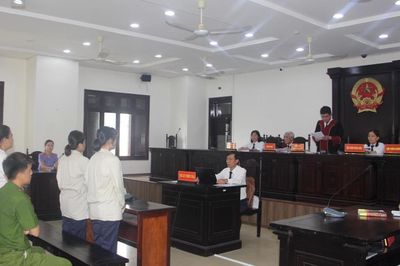 Xét xử 3 'nữ quái' câu kết lừa đảo chiếm đoạt tiền của nhiều người