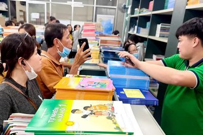Thiếu cơ chế phối hợp trong đặt hàng, in ấn, cung ứng sách giáo khoa: Bộ Giáo dục và Đào tạo nhận trách nhiệm