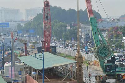 Đường Trường Chinh ùn tắc giao thông kéo dài do rào chắn thi công