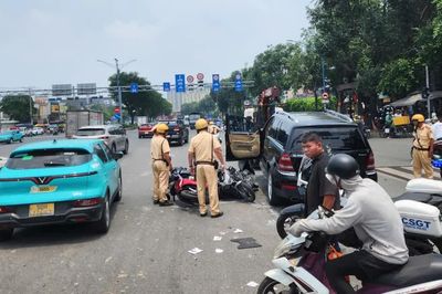 Ô tô tông nhiều xe máy đang dừng đèn đỏ