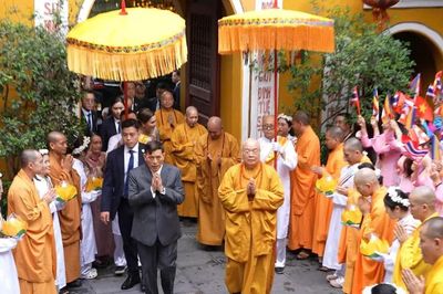 Nhà Vua Thái Lan và Hoàng hậu thăm chùa Quán Sứ