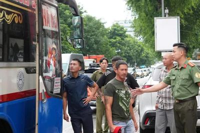 Tiếp nhận 42 công dân Việt Nam bị trục xuất về nước