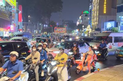 Kẹt xe ở đường Nguyễn Thị Minh Khai, Lý Thái Tổ hướng vào vòng xoay Ngã sáu Cộng Hòa
