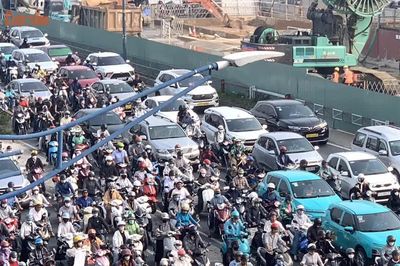[GALLERY] Xe cộ kẹt cứng vì tổ chức giao thông phục vụ thi công Metro