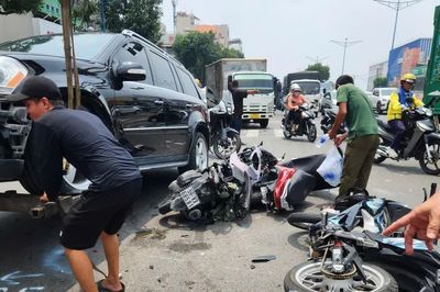 [GALLERY] Ngổn ngang hiện trường Mercedes tông loạt xe máy đang chờ đèn đỏ
