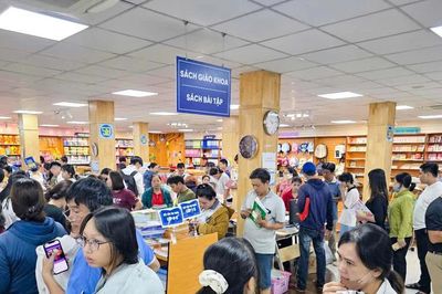 [VIDEO] Sốt sách giáo khoa tại TPHCM: Phụ huynh săn lùng khắp nơi vẫn về tay không