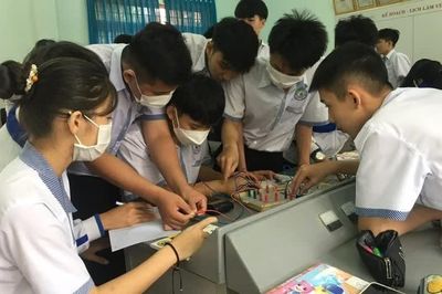 Nhân viên thiết bị trường học có được chuyển sang làm giáo viên?