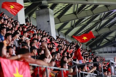 Hơn 5.000 cổ động viên Việt Nam ở Osaka đội mưa cổ vũ CLB Công an Hà Nội