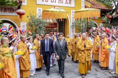 Nhà Vua Thái Lan Maha Vajiralongkorn và Hoàng hậu Suthida thăm chùa Quán Sứ