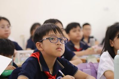 Sau khan hiếm sách giáo khoa, Bộ GD&ĐT tính điều chỉnh theo hướng giảm hàn lâm, tăng thực hành