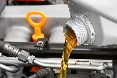 Thói quen lái xe phổ biến ảnh hưởng đến thời gian thay dầu động cơ