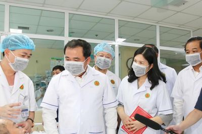 Bí thư Thành ủy Hà Nội Trần Đức Thắng thăm, động viên nạn nhân vụ cháy nhà dân tại phường Tây Hồ