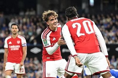 Thần đồng 16 tuổi lập cú đúp, Arsenal thắng tưng bừng ở Cúp Liên đoàn