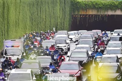 Hà Nội: Dòng xe 'bất động' ở hầm chui Trung Hòa giờ cao điểm