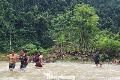 Bất chấp mưa lũ, sạt lở phụ huynh vẫn cõng con vượt suối đến trường