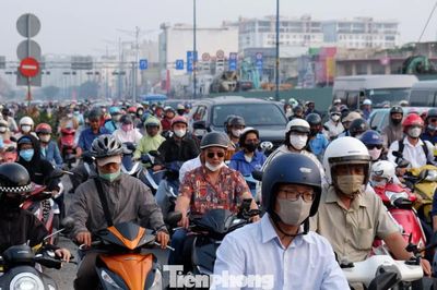 Rào chắn thi công tuyến metro số 2: Cửa ngõ Tân Sơn Nhất 'ngộp thở', ùn tắc kéo dài