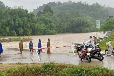 Mưa lũ khiến 3 người mắc kẹt trong hang đá ở Phú Thọ