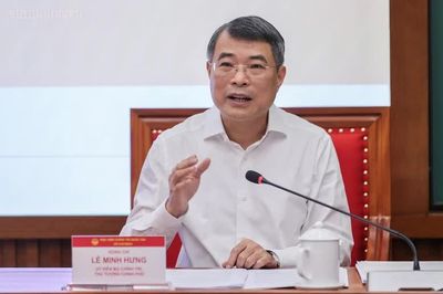 Thủ tướng và Chủ tịch Quốc hội trao đổi với các ủy viên Trung ương Đảng