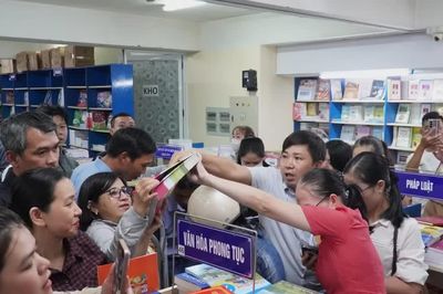 Thủ tướng chỉ đạo xử lý ngay tình trạng thiếu sách giáo khoa, bất cập suất ăn học đường