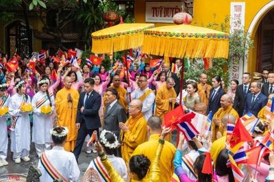 Nhà vua Thái Lan và Hoàng hậu dự lễ cầu an tại chùa Quán Sứ