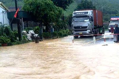 Nghệ An: Nước lũ dâng cao, nhiều tuyến giao thông phải đóng đường