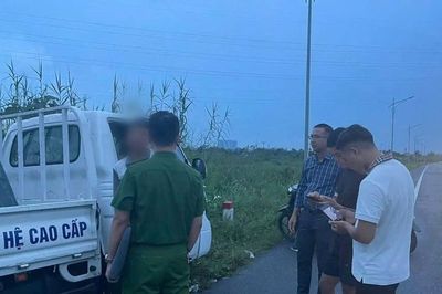 Bắt quả tang xe tải đổ chất thải ven đường