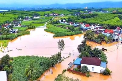 Nước lũ tràn vào khu dân cư, 45 hộ dân phải sơ tán