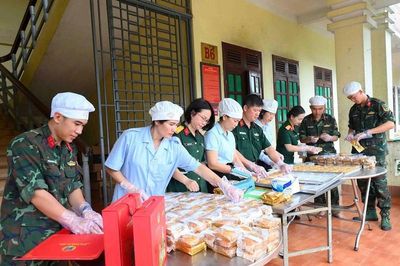 20 cán bộ, chiến sĩ vào bếp làm gần 20.000 bánh Trung thu tặng trẻ em