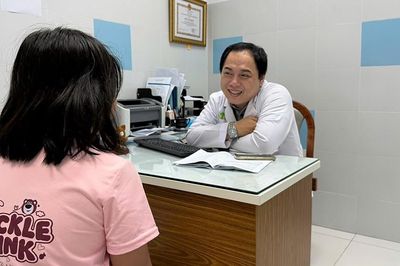 Căn bệnh lạ khiến nhiều học sinh cứ tới trường là đau bụng, ngất xỉu