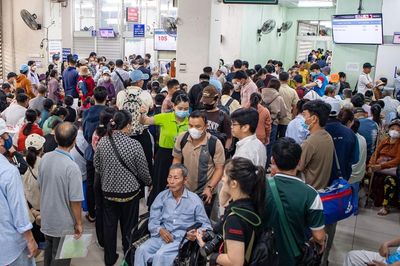 Số lượt khám tăng kỷ lục, hai bệnh viện lớn nhất TPHCM vận hành như thế nào?