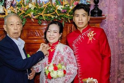 Cô dâu 40 tuổi bên chú rể kém 10 tuổi trong đám cưới 'gây sốt' ở Vĩnh Long
