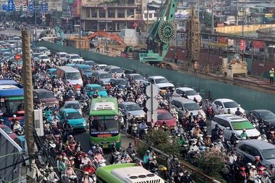 Cửa ngõ TPHCM ùn tắc kéo dài vì công trường thi công ga ngầm metro