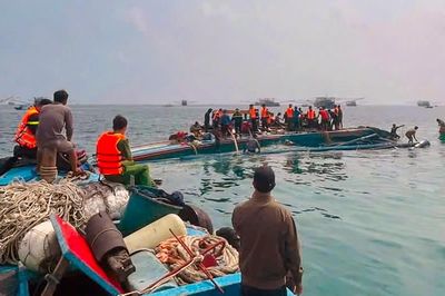 Tàu cá chở 10 người lật gần đảo Phú Quý: Tìm thấy thi thể thuyền viên mắc kẹt