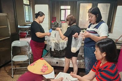Bữa tối tránh lũ của học sinh nội trú Tam Thái: Đủ xôi và thịt kho