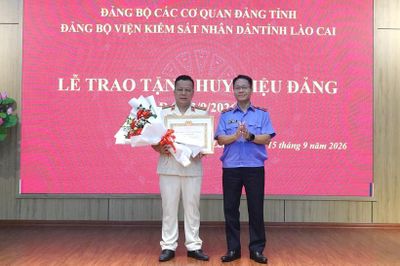 Đảng bộ VKSND tỉnh Lào Cai trao tặng Huy hiệu 30 năm tuổi Đảng cho đảng viên