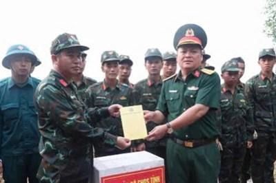 Chỉ huy trưởng Bộ Chỉ huy Quân sự tỉnh động viên cán bộ, chiến sĩ giúp dân cứu lúa chạy lũ