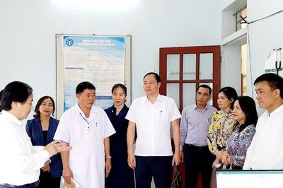 Gỡ khó khăn y tế cơ sở: Từ áp lực tự chủ đến nguy cơ 'chảy máu chất xám'