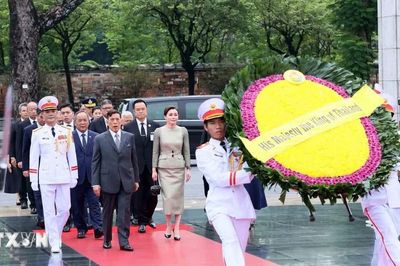 Nhà vua và Hoàng hậu Thái Lan đặt vòng hoa tưởng niệm các Anh hùng liệt sỹ