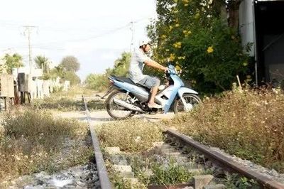 Đóng lối đi tự mở, đảm bảo an toàn giao thông qua đường sắt