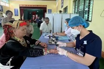 Củng cố y tế cơ sở, nâng cao chất lượng chăm sóc sức khỏe nhân dân