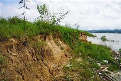Sạt lở bờ sông, người dân Quảng Trị lo mất đất