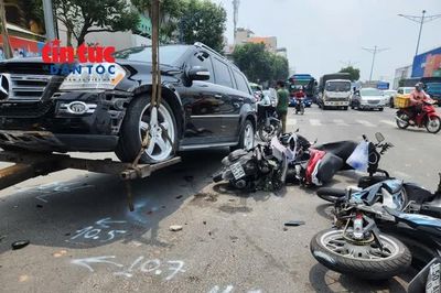 Ô tô đâm hàng loạt xe máy dừng đèn đỏ, một người bị gãy chân