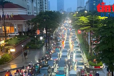 Đường Hà Nội ùn tắc, người dân 'chôn chân' dưới mưa