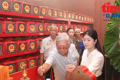 Nén hương tri ân tưởng nhớ đồng đội hy sinh tại Công viên Lê Thị Riêng