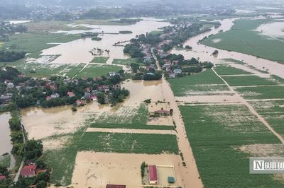 Nước sông Bưởi dâng cao, hàng trăm ngôi nhà ở Thanh Hóa chìm trong biển nước