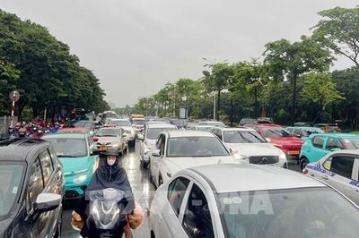 Hà Nội xuất hiện nhiều điểm ngập úng, giao thông ùn tắc