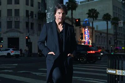 Tom Cruise khoe hình thể săn chắc ở tuổi 64