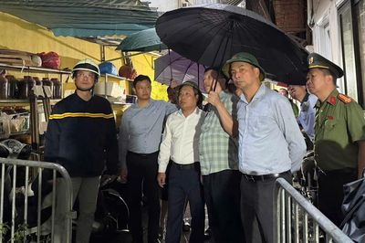 Chủ tịch Hà Nội kiểm tra hiện trường, chỉ đạo làm rõ vụ cháy khiến 5 người tử vong ở Tây Hồ
