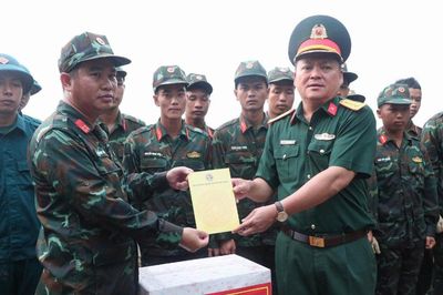 Tây Ninh thăm, động viên lực lượng giúp dân thu hoạch lúa