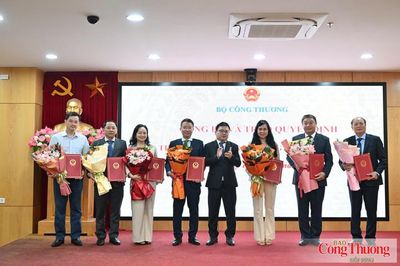 Bộ Công Thương công bố và trao các Quyết định của Bộ trưởng về công tác cán bộ